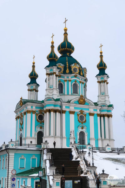 Die türkise Andreaskirche in Kiew