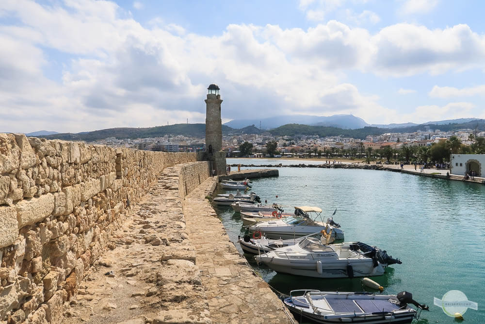 Venezianischer Hafen in Rethymno mit Leuchtturm und Fischerbooten