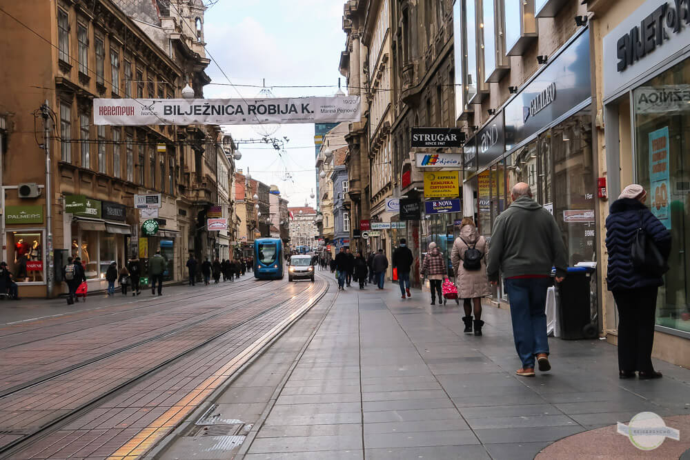 Die Ilica Fußgängerzone in Zagreb mit Fußgängern und Straßenbahn