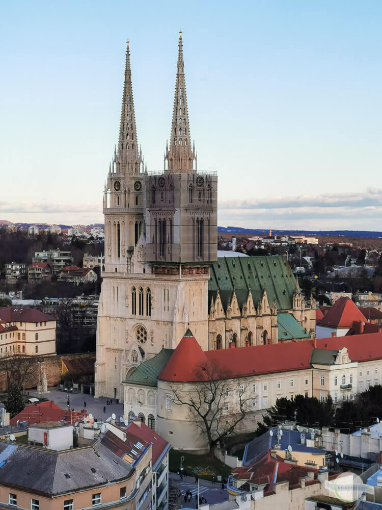 Zagreb Kathedrale Turm eingehüllt