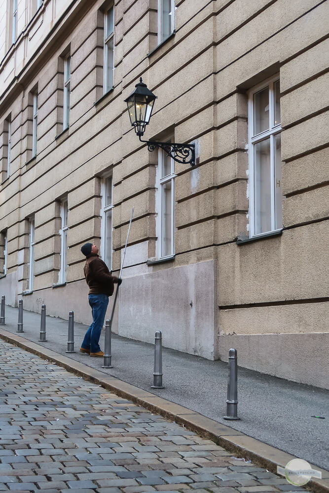 Mann beim Anzünden der Gaslaternen in Zagreb