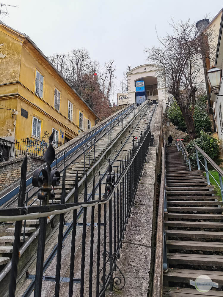 Stiegen neben der Standseilbahn in zagreb