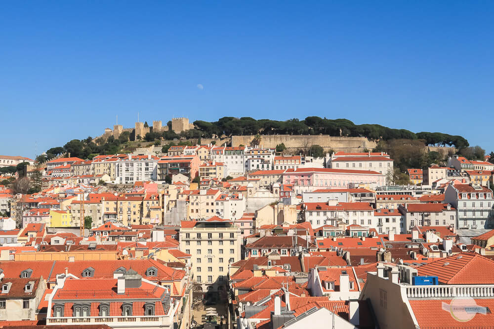 Ausblick vom Elevador de Santa Justa auf das Castelo