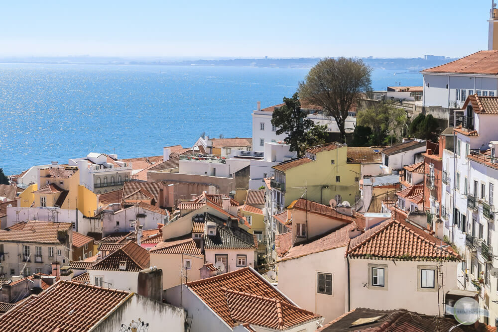 Die Alfama bei einem Lissabon Zwischenstop erkunden und über die Dächer blicken