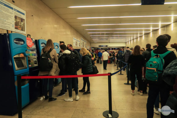 Metro Tickets am Flughafen kaufen Warteschlange