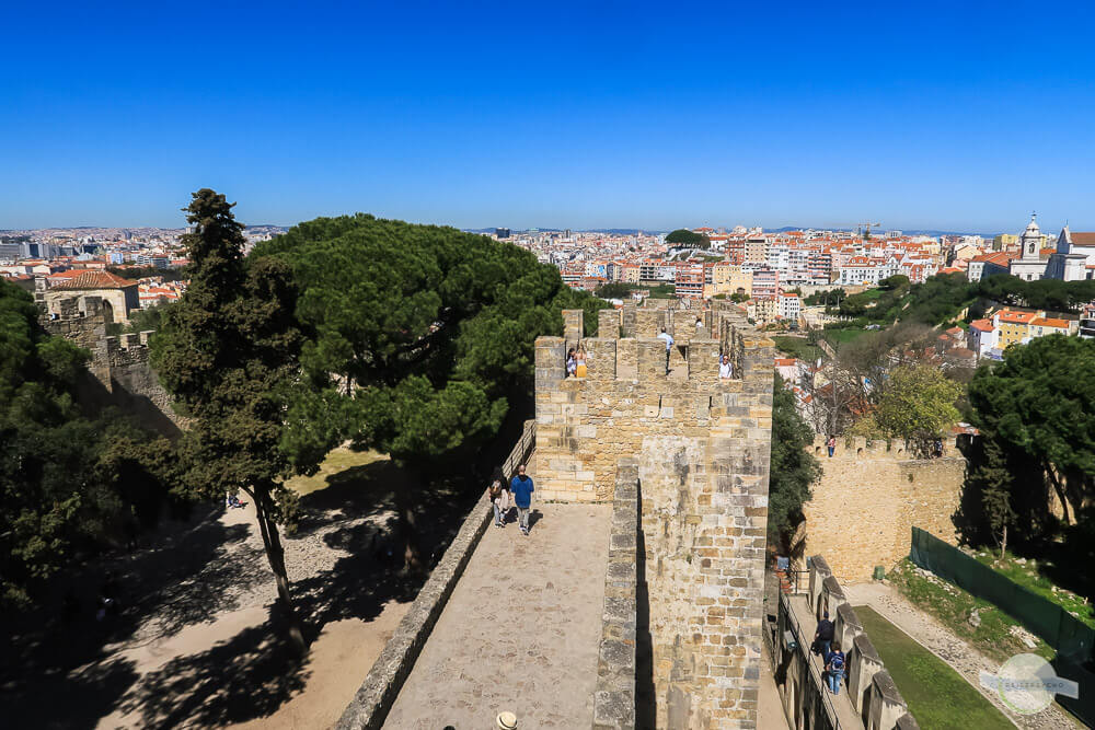 Turm im Castelo Lissabon mit Aussicht auf die Stadt