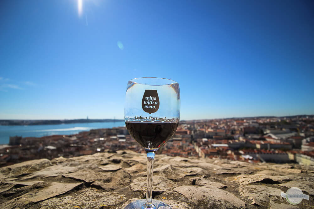 "Wine with a view" auf der Aussichtsterrasse des Castelos de Sao Jorge