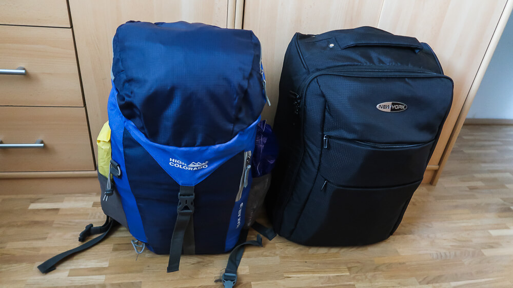 Gepäck für die Azoren, gepackter Rucksack und Koffer in Handgepäcksgröße