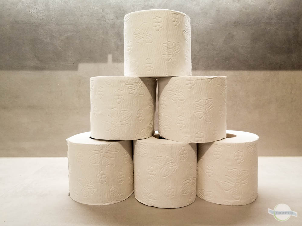 Toilettenpapier Rollen gestapelt
