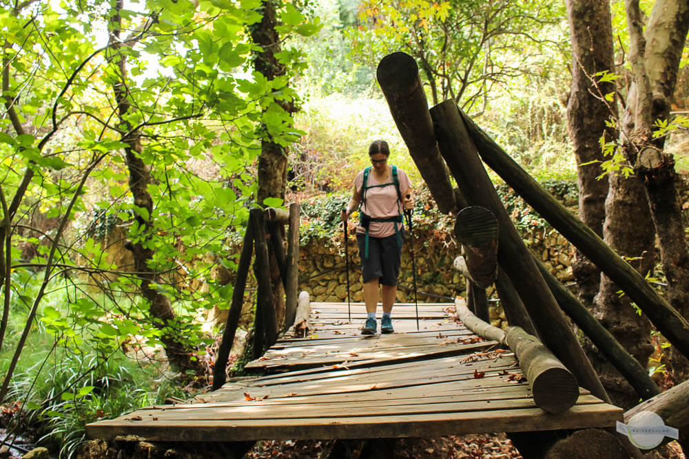Gut ausgerüstet wandern in der Myli-Schlucht