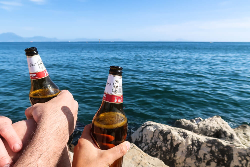 Bier trinken am Meer