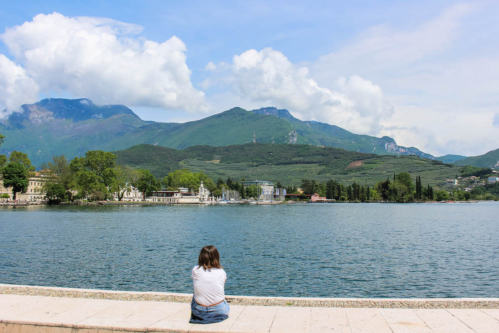 sitzen vor dem Gardasee