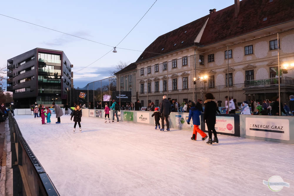 Eislaufen am Karmeliterplatz in Graz