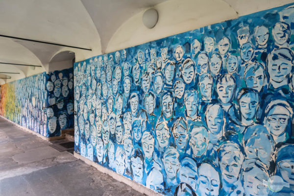 Minorenhof Graz: Bunte Köpfe auf Wand gemalt