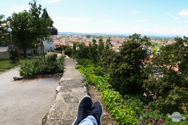 Sitzen auf einer Mauer am Schlossberg in Graz