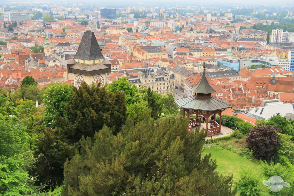 Blick vom Schlossberg auf Graz mit dem Pavillion und dem Uhrturm