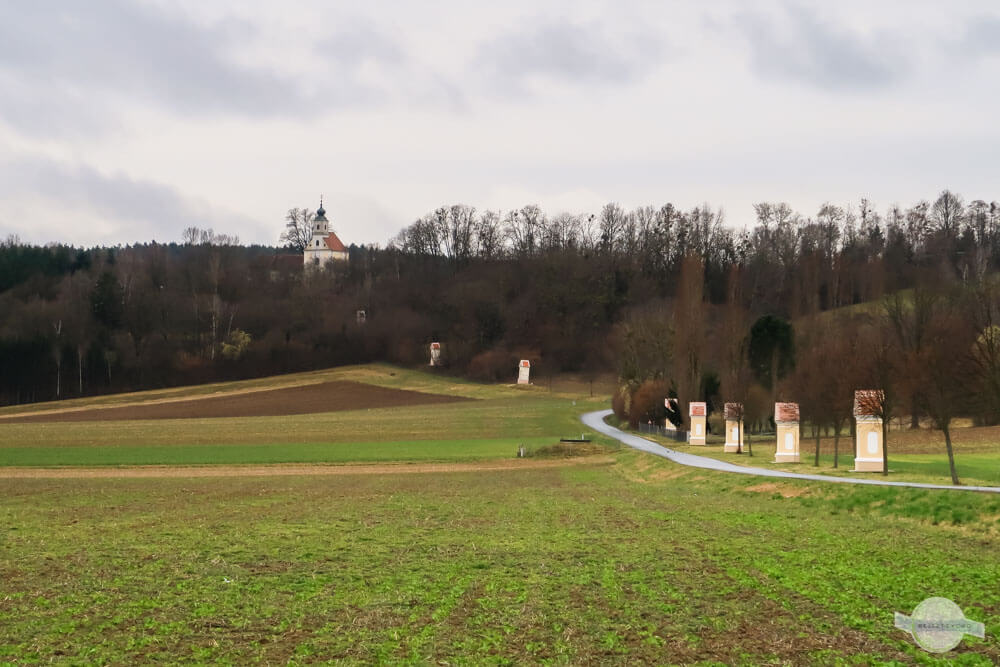 Kalvarienberg mit Kreuzweg Stationen und Kirche