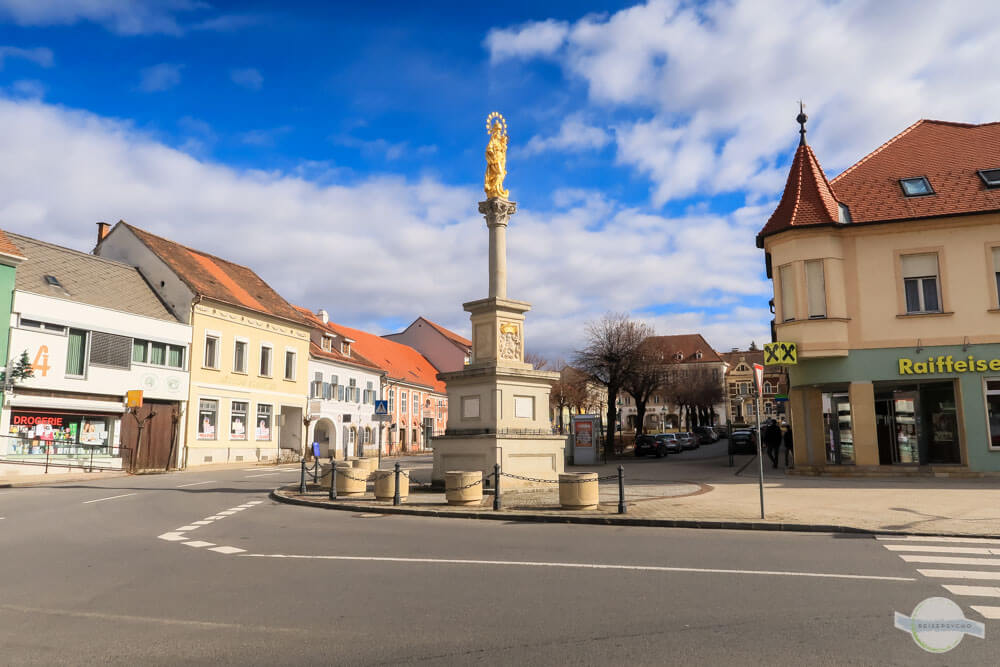 Pinkafeld Hauptplatz mit Marienstatue