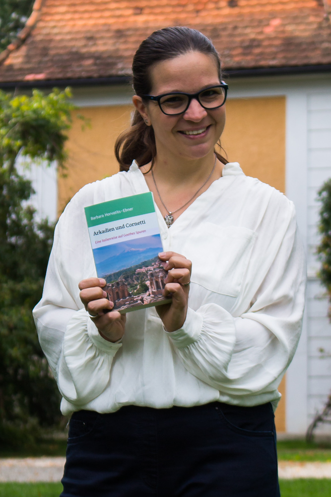 Autorin Barbara Horvatits-Ebner mit ihrem ersten Buch