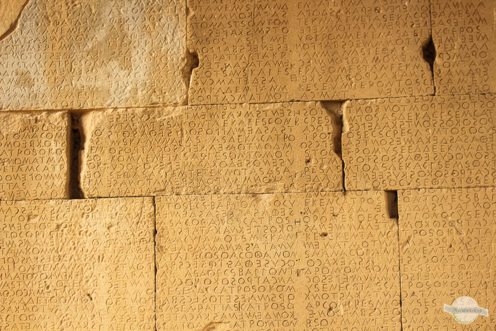 römisches Odeion: Schrift in Mauer in Gortis auf Kreta