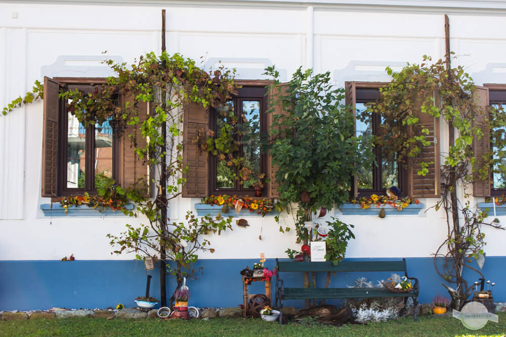 Deko vorm Haus im Südburgenland