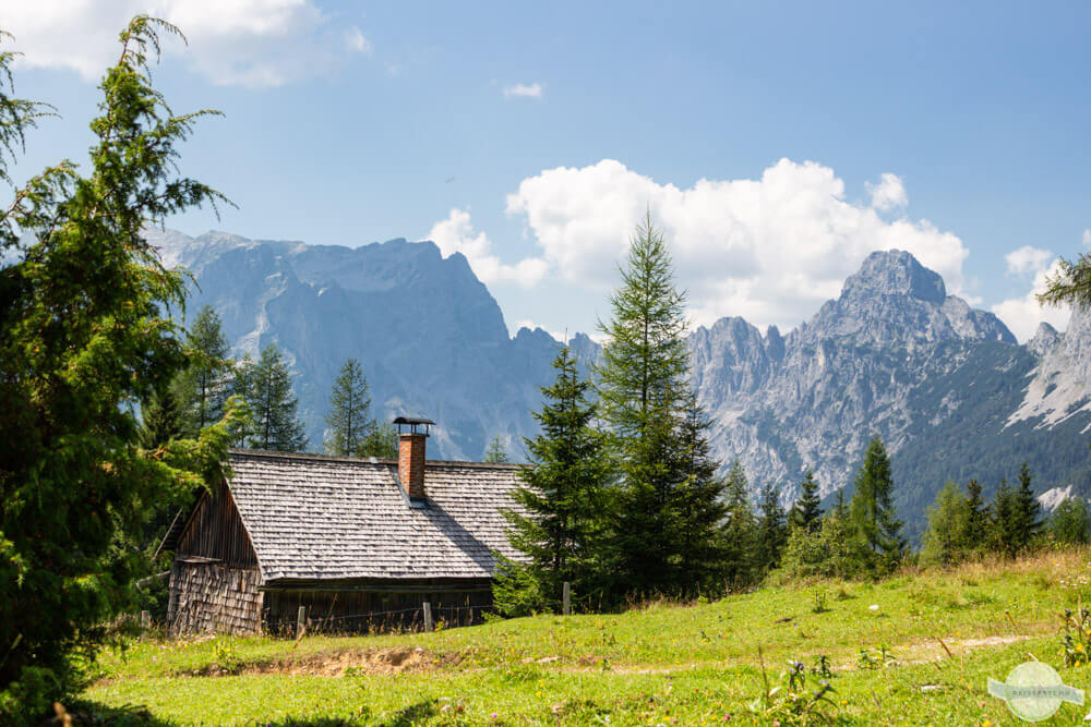 Hütte und Berge im Gesäuse