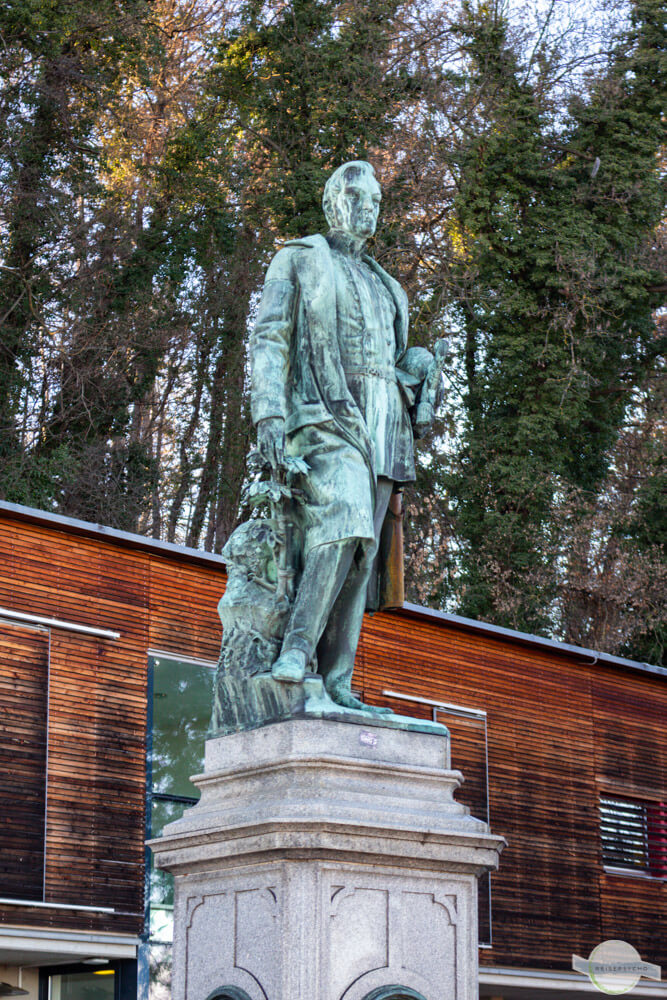 Die Statue des Freiherr von Welden am Schloßberg