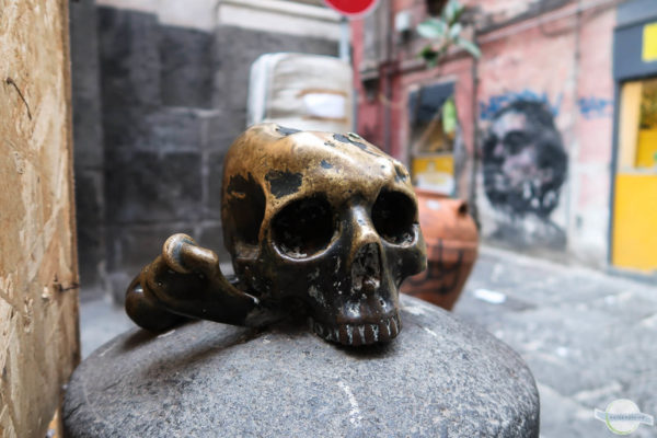 Totenkopf auf der Straße in Neapel