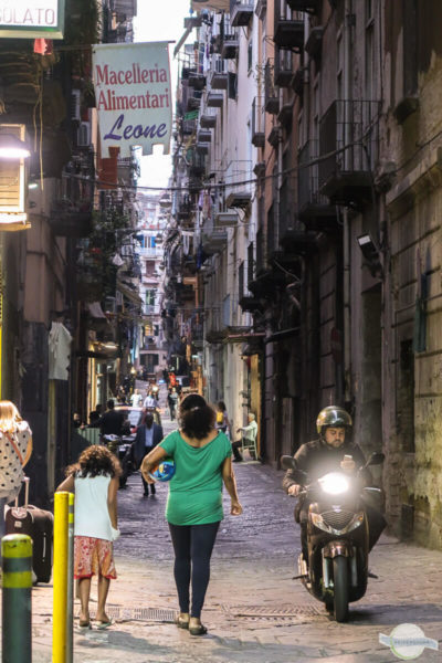 Neapel Vespafahrer mit Handy und Fußgänger