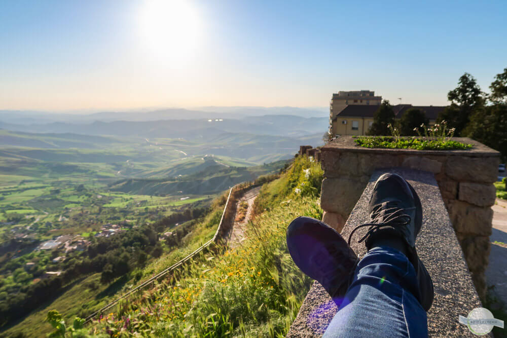 Auf Mauern sitzen in Italien