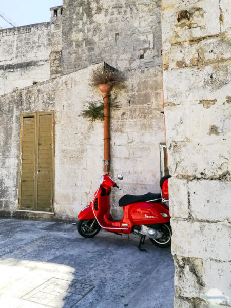 Rote Vespa in Italien