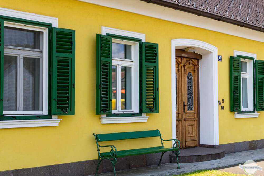 Bank vor Haus im Burgenland