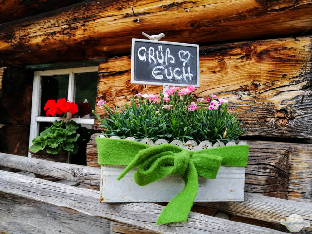 Grüß euch Blumen mit Schild