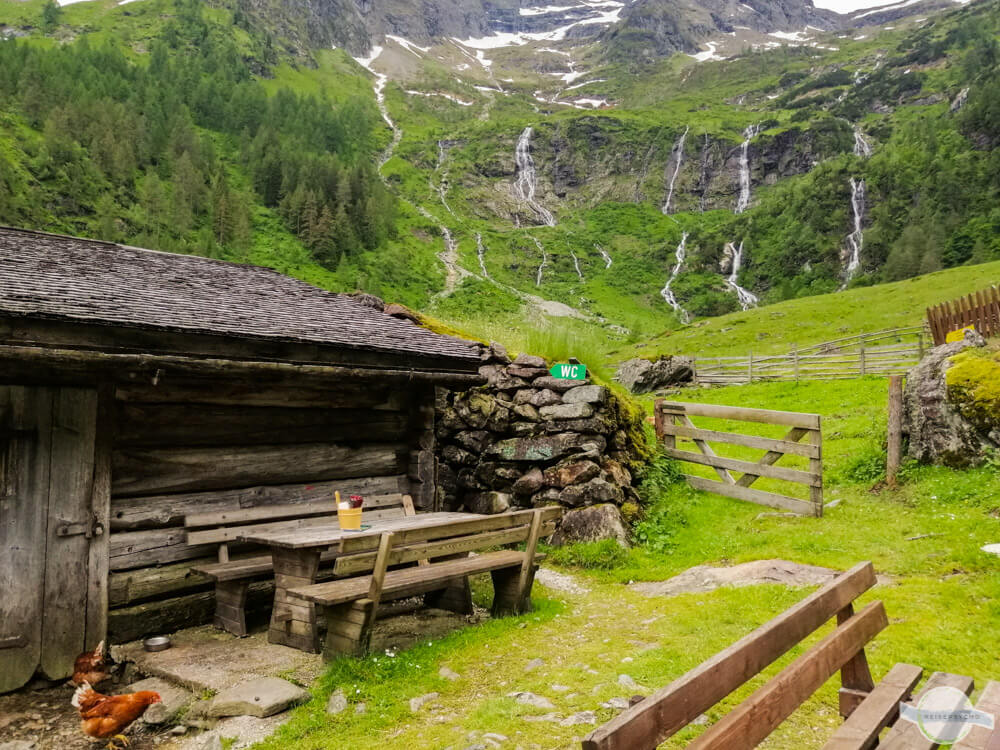 Alm mit Wasserfällen