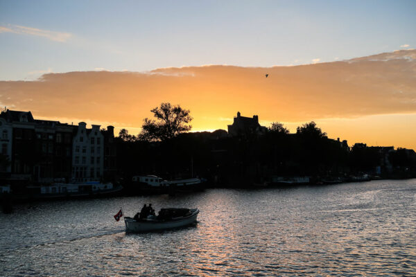 Sonnenuntergang und Boot am Wasser