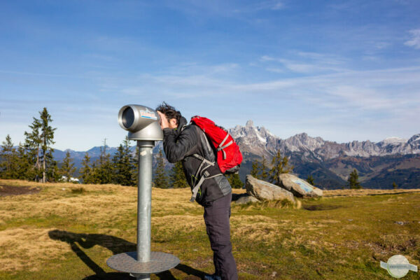 Durch ein Fernglas schauen und Neues entdecken