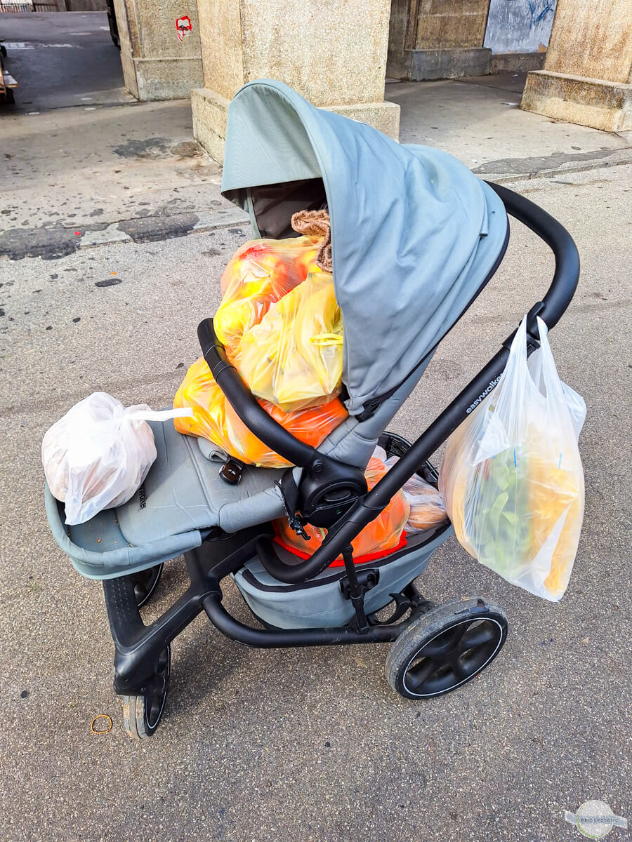 Kinderwagen vollbepackt mit Einkäufen vom Markt