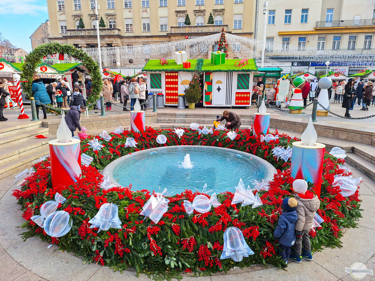 Adventkranz um den Brunnen in Zagreb