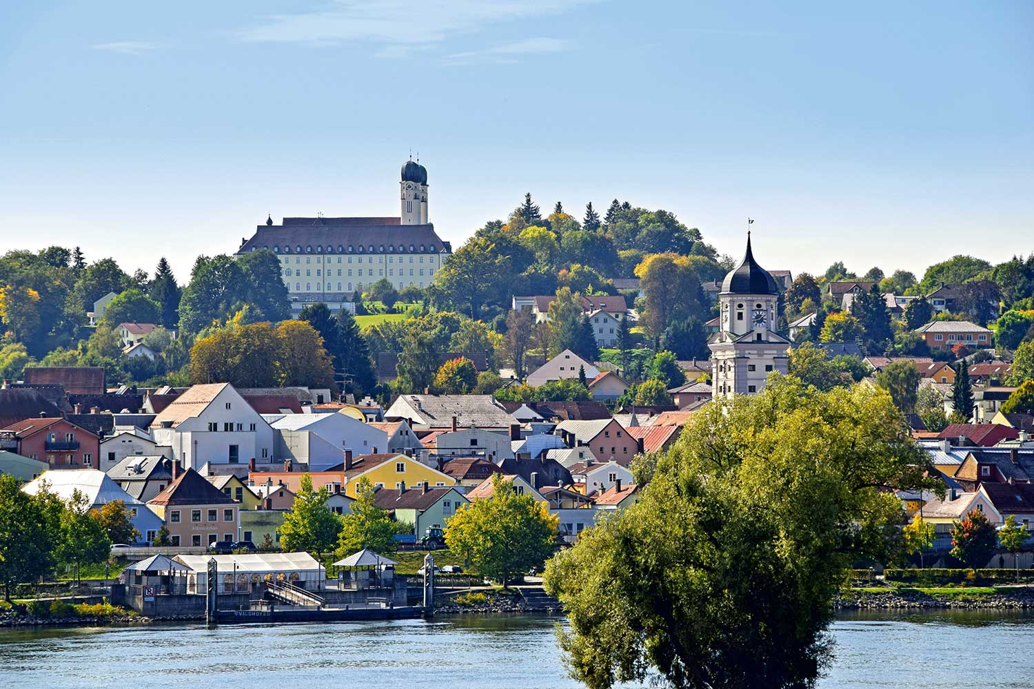 Blick über die Donau in Vilshofen unterhalb der Abtei