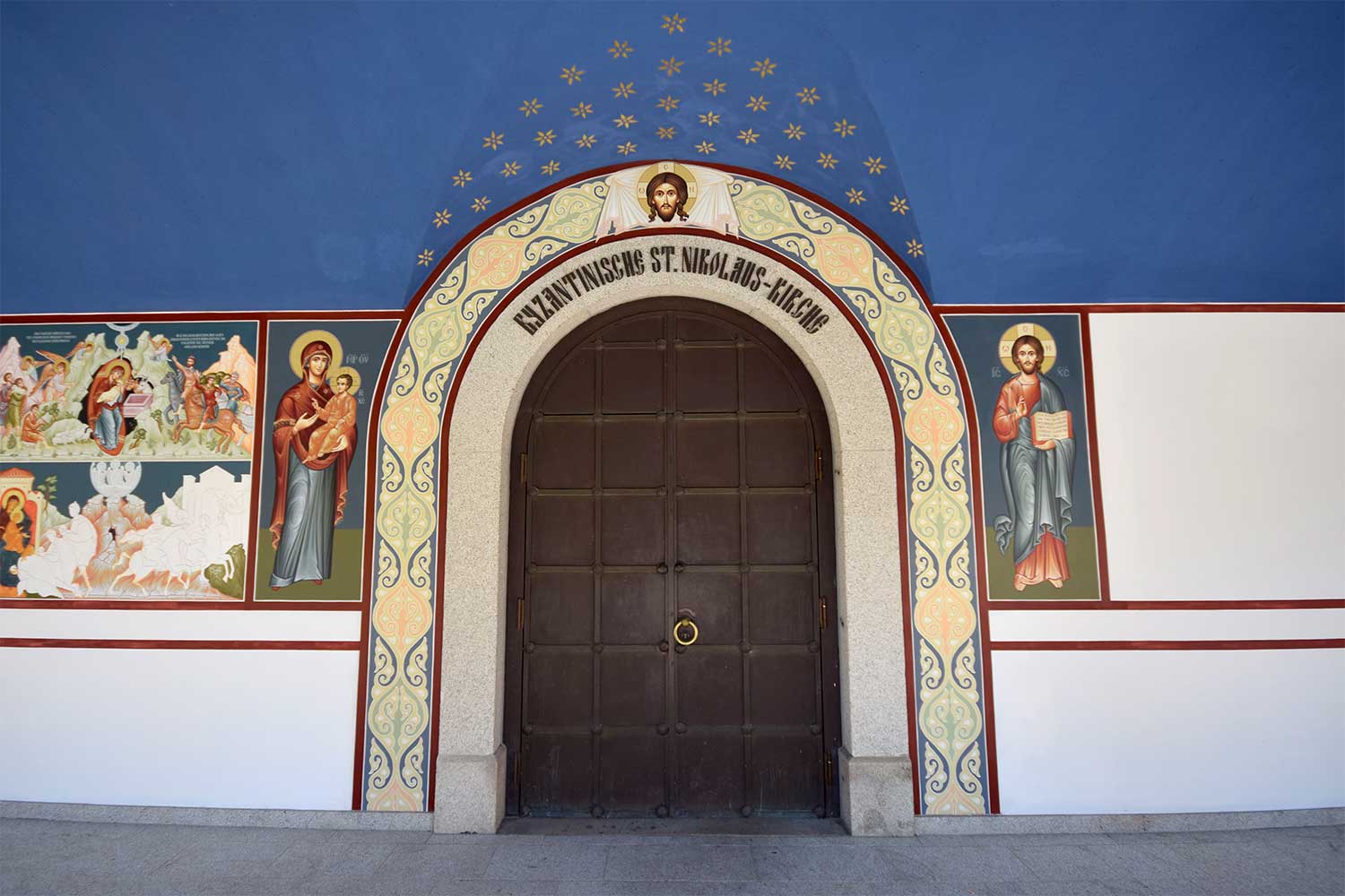 Eingang in Kirche mit Ikonostase