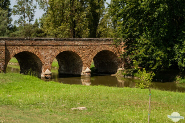 Backsteinbrücke über den Kanal