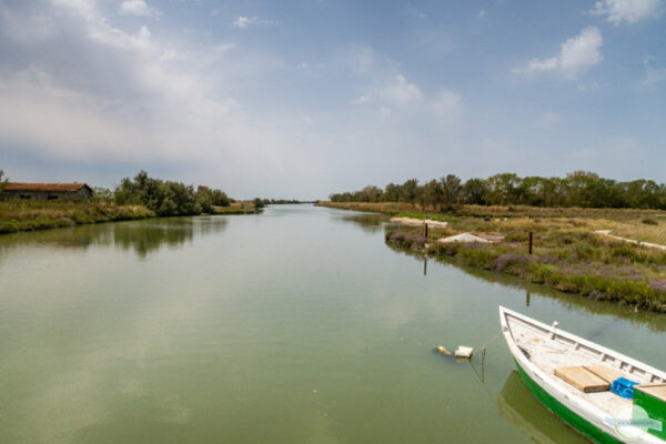 Kanal mit Boot in Comacchio