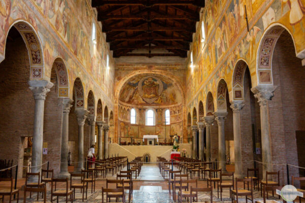 Kirche mit Arkadengängen und üppigen Fresken