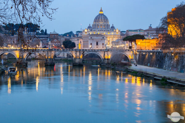 Am Tiber am Abend mit dem beleuchteten Petersdom