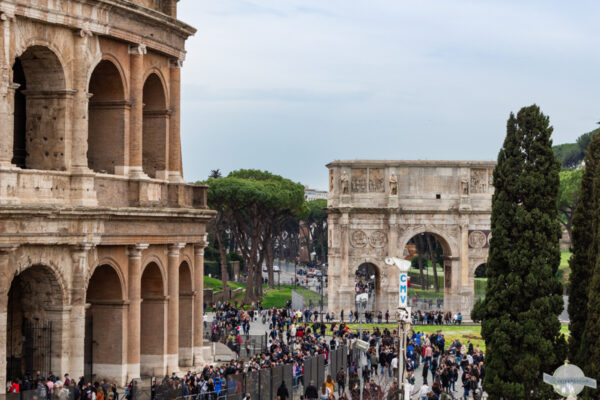 Viele Menschen beim Kolosseum in Rom