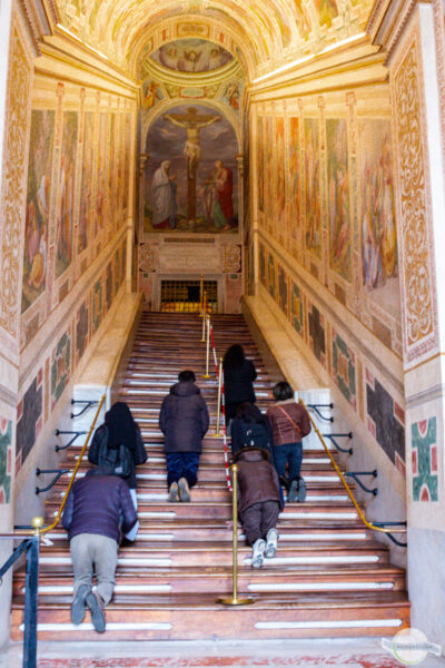 Scala Santa hinaufknien im Lateran in Rom