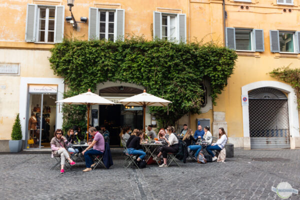 Dolce far niente in Rom - sitzen im verträumten Café