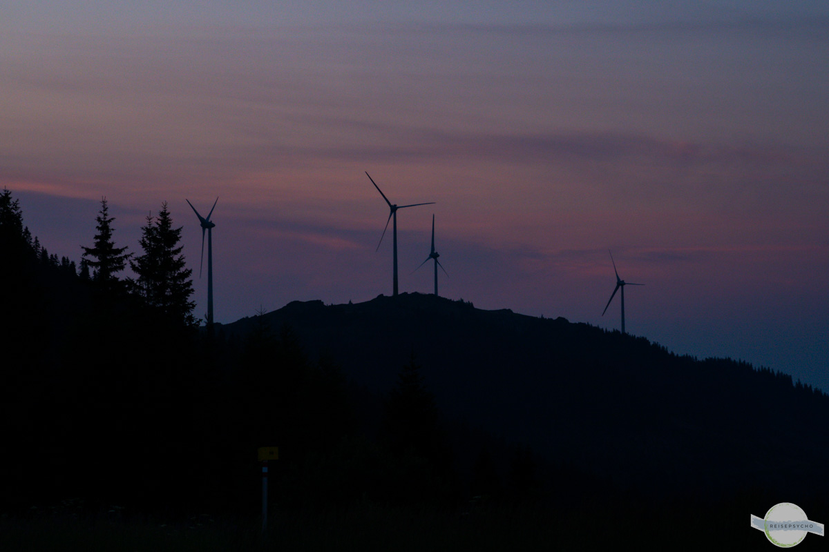 Windräder auf der Weinebene in der Dämmerung