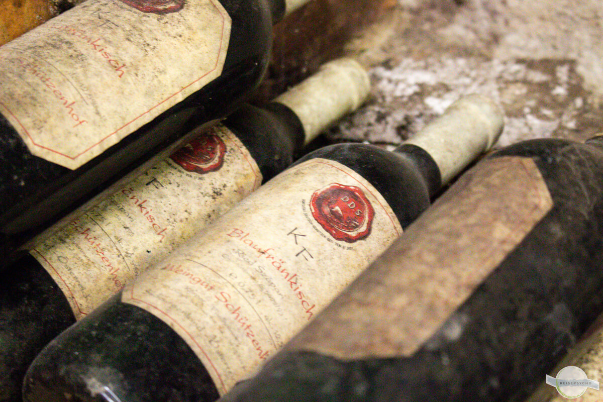 Alter Wein im Keller, staubige Flaschen