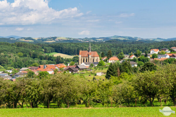 Blick auf Mariasdorf mit der spätgotischen Kirche
